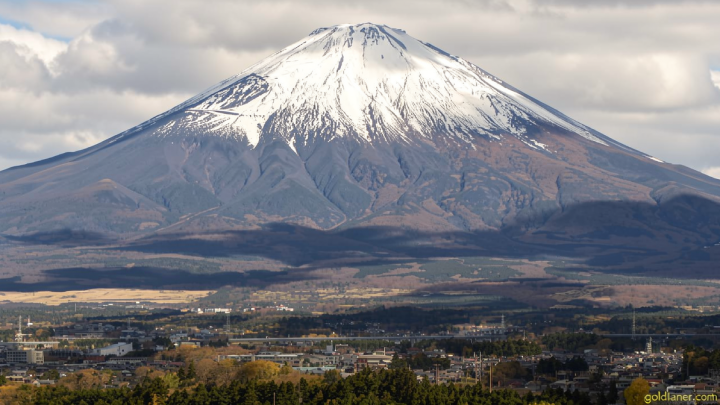 Man leaves tired 7-year-old son alone on Mount Fuji during family hike
